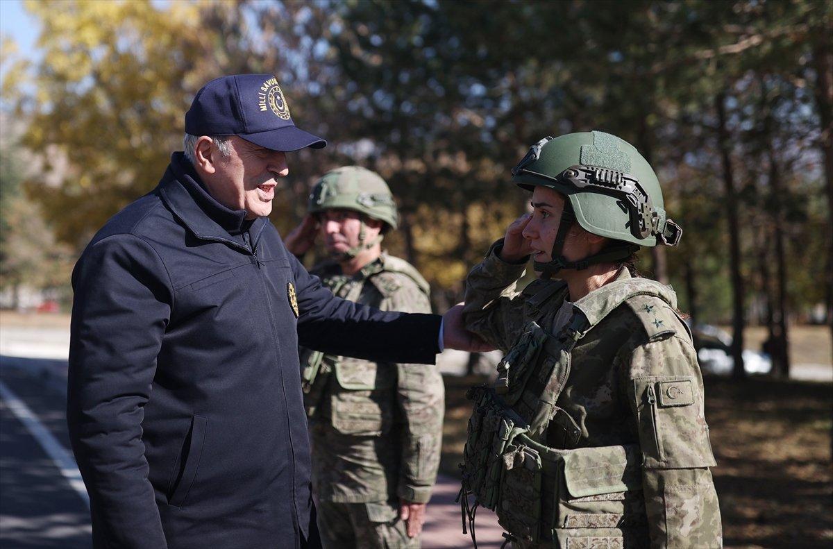 Hulusi Akar, komuta kademesiyle sınır hattında