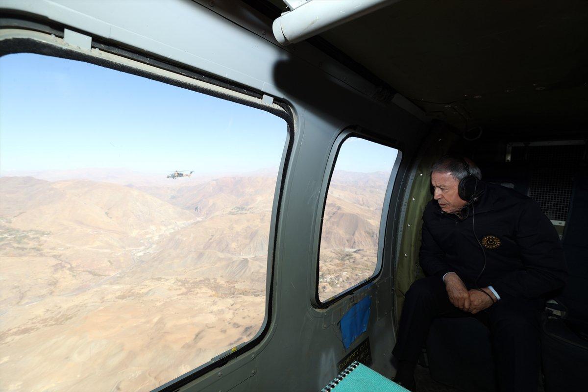 Hulusi Akar, komuta kademesiyle sınır hattında