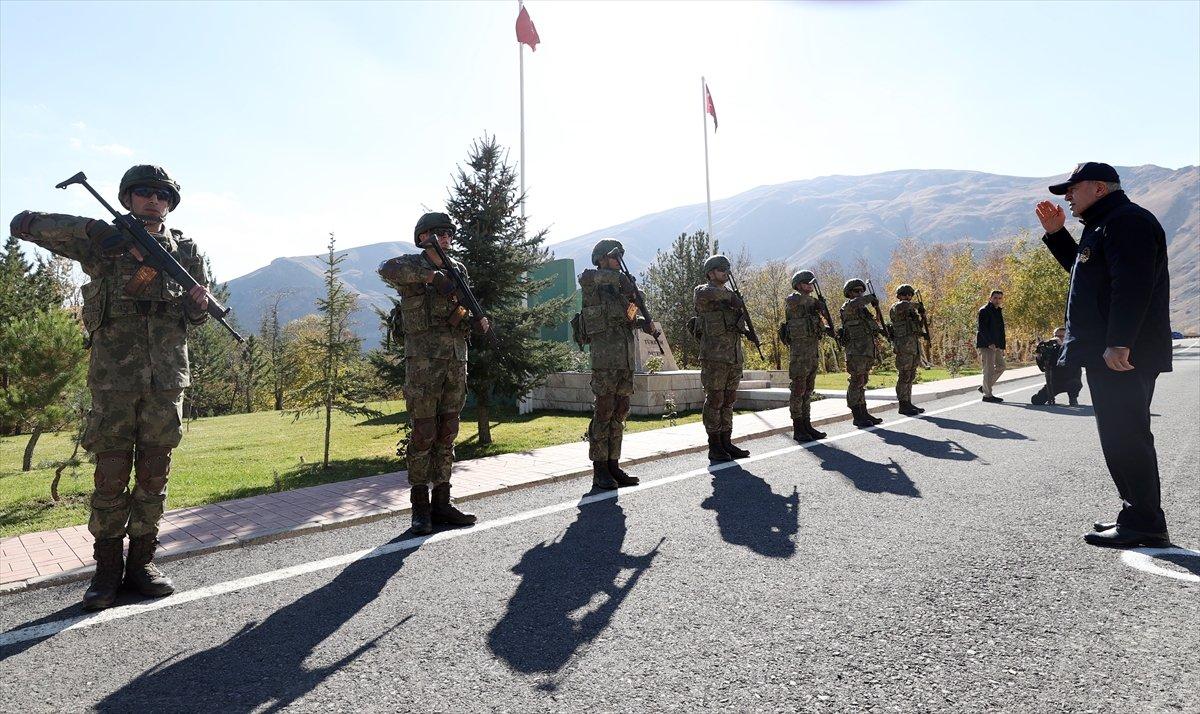 Hulusi Akar, komuta kademesiyle sınır hattında