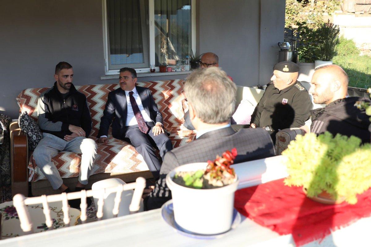 Şanlıurfa'da yaralanan askere komutanlarından ziyaret