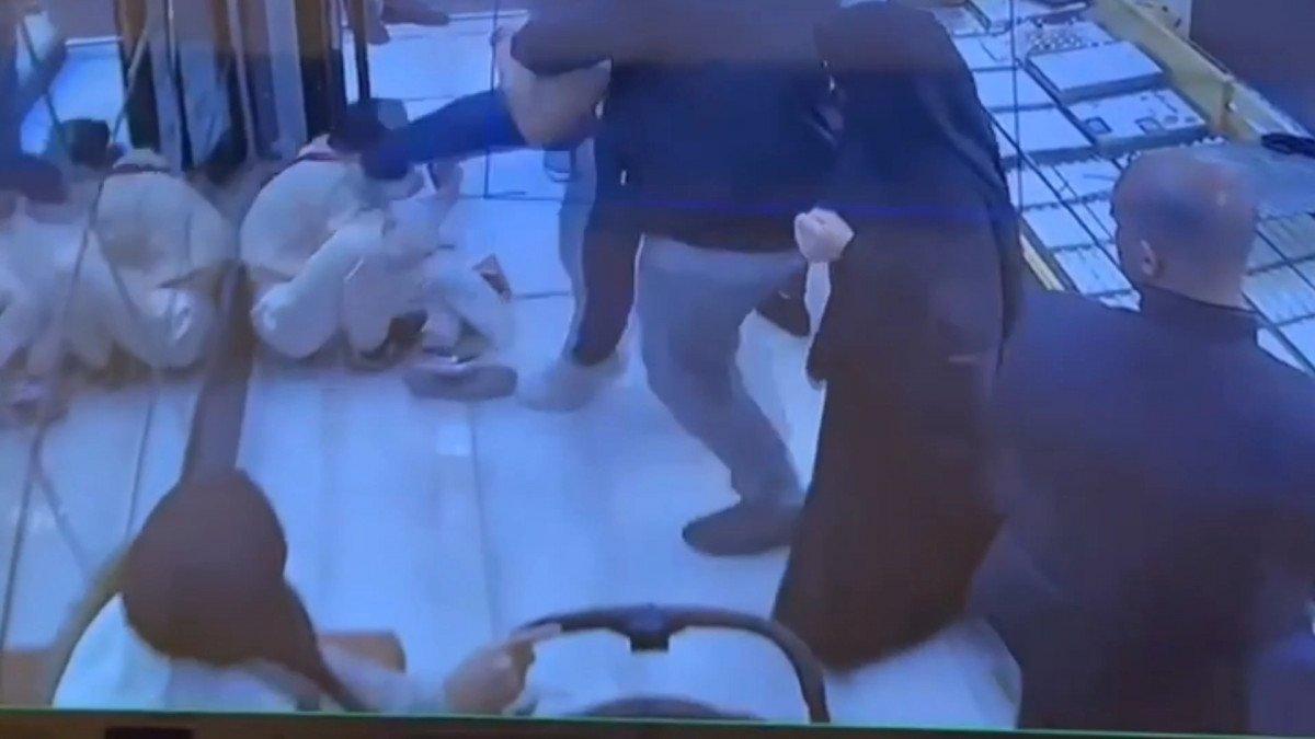 Bayrampaşa’da, kuyumcuya giren hırsız darbedildi