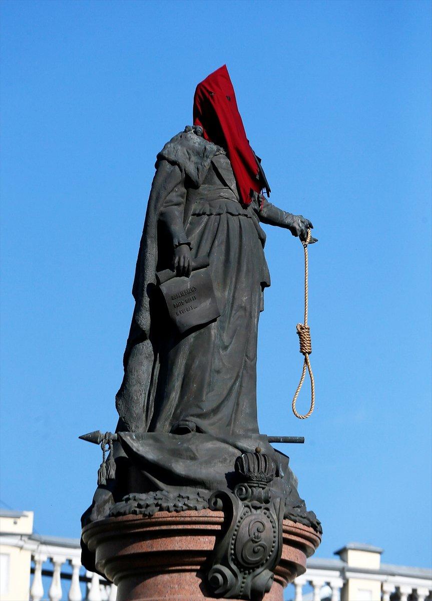 Rus İmparatoriçesi Catherine'nin Ukrayna'daki heykeli tahrip edildi