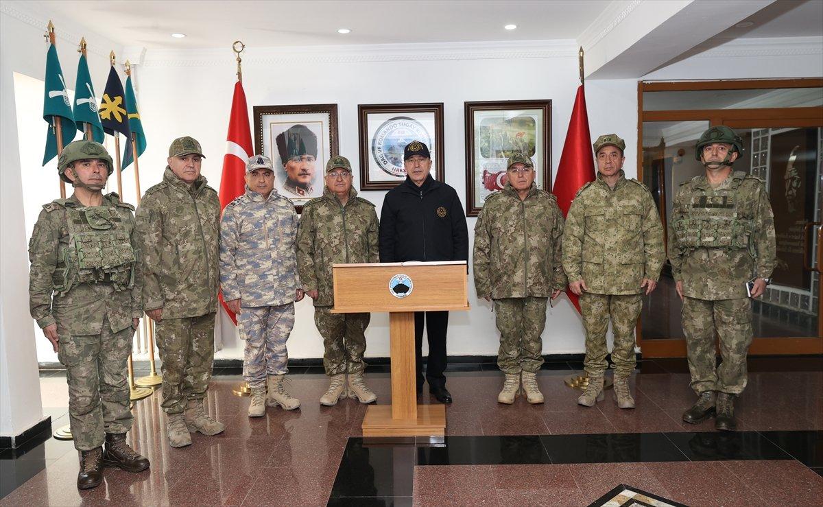 Hulusi Akar, komuta kademesiyle sınır hattında