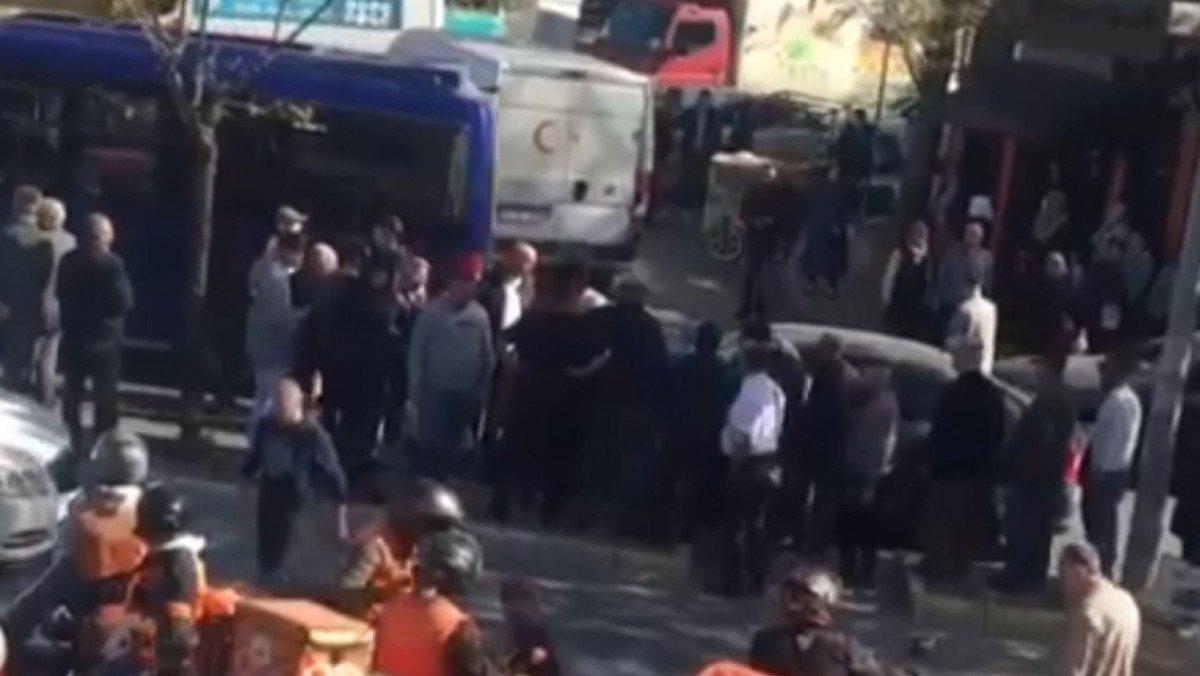 Sancaktepe'de, trafikte baltalı yol verme kavgası kamerada