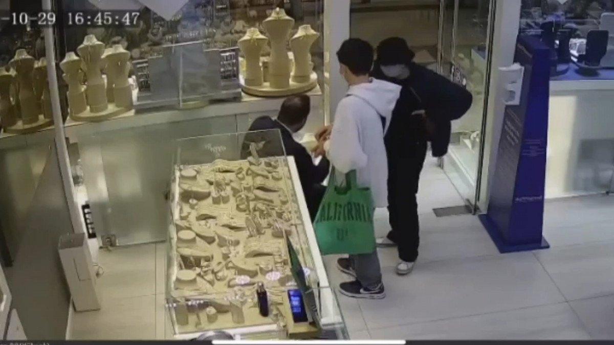 Bayrampaşa’da, kuyumcuya giren hırsız darbedildi