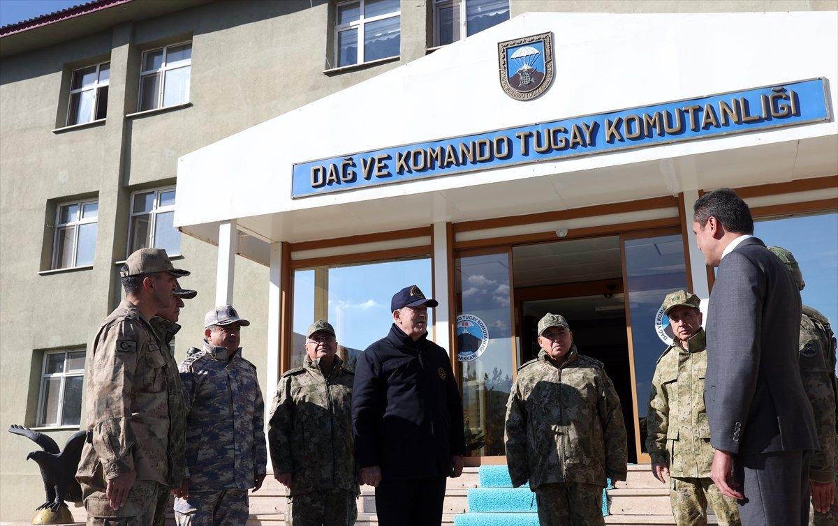 Hulusi Akar, komuta kademesiyle sınır hattında