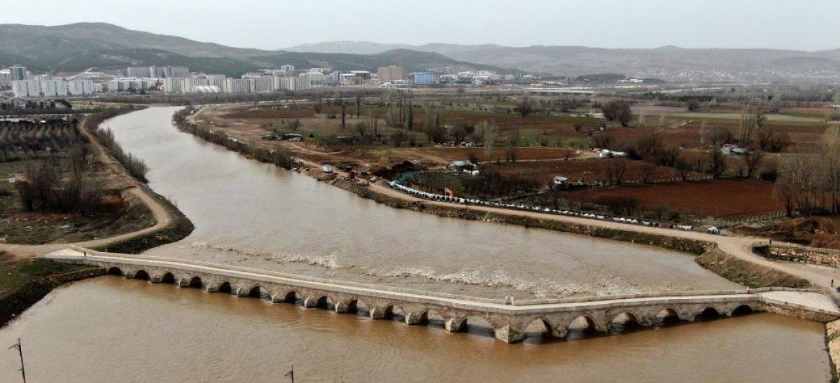 Kızılırmak, debisinin düşmesiyle otluğa dönüştü