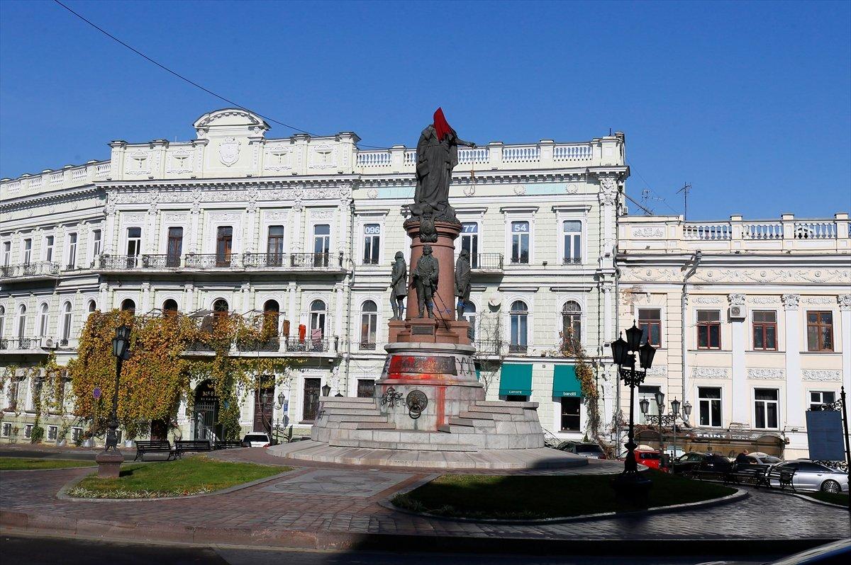 Rus İmparatoriçesi Catherine'nin Ukrayna'daki heykeli tahrip edildi