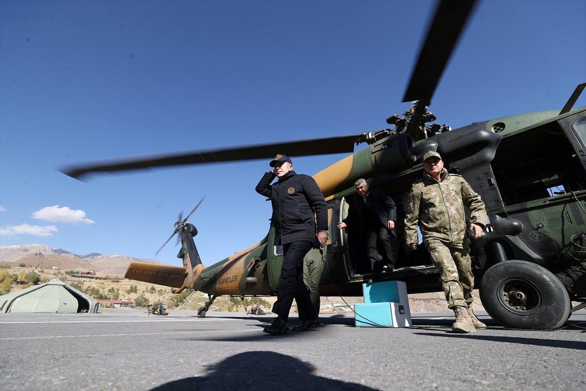 Hulusi Akar, komuta kademesiyle sınır hattında