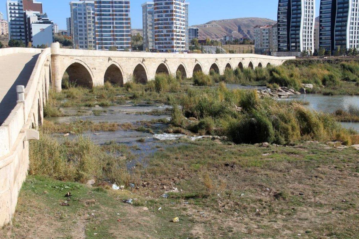 Kızılırmak, debisinin düşmesiyle otluğa dönüştü