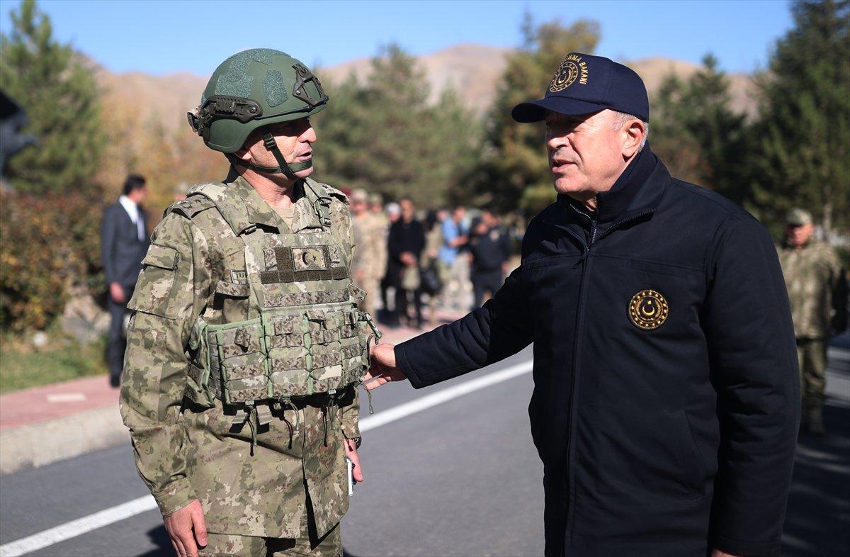 Hulusi Akar, komuta kademesiyle sınır hattında