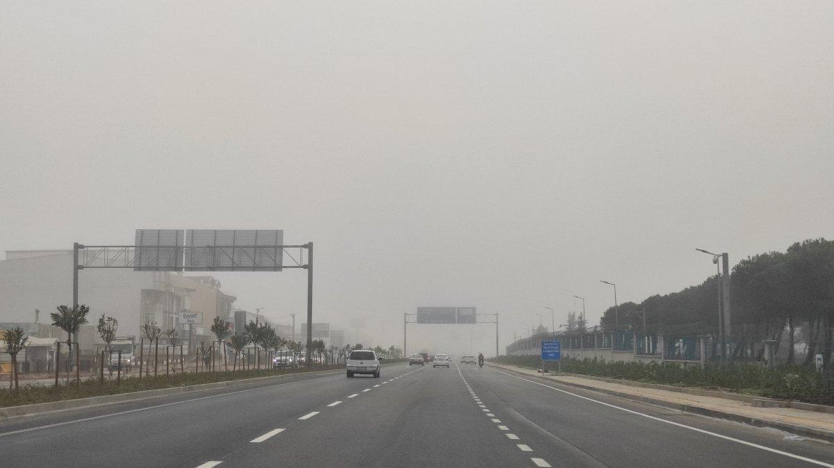 Balıkesir'de sis trafikte araçlara zor anlar yaşattı