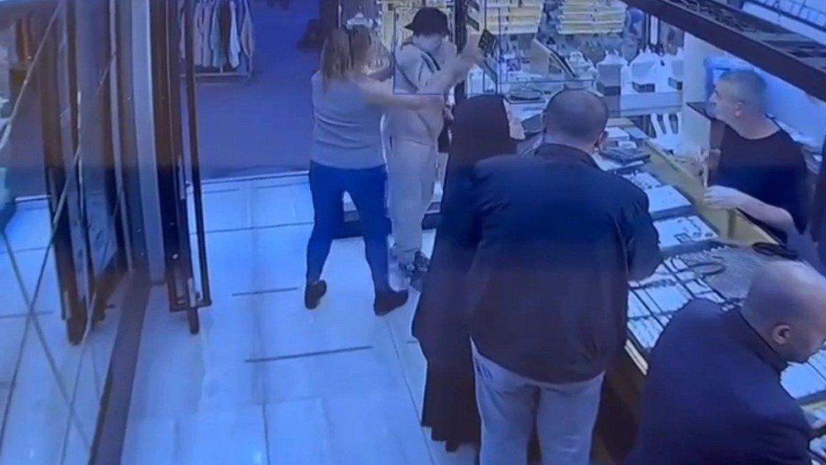 Bayrampaşa’da, kuyumcuya giren hırsız darbedildi