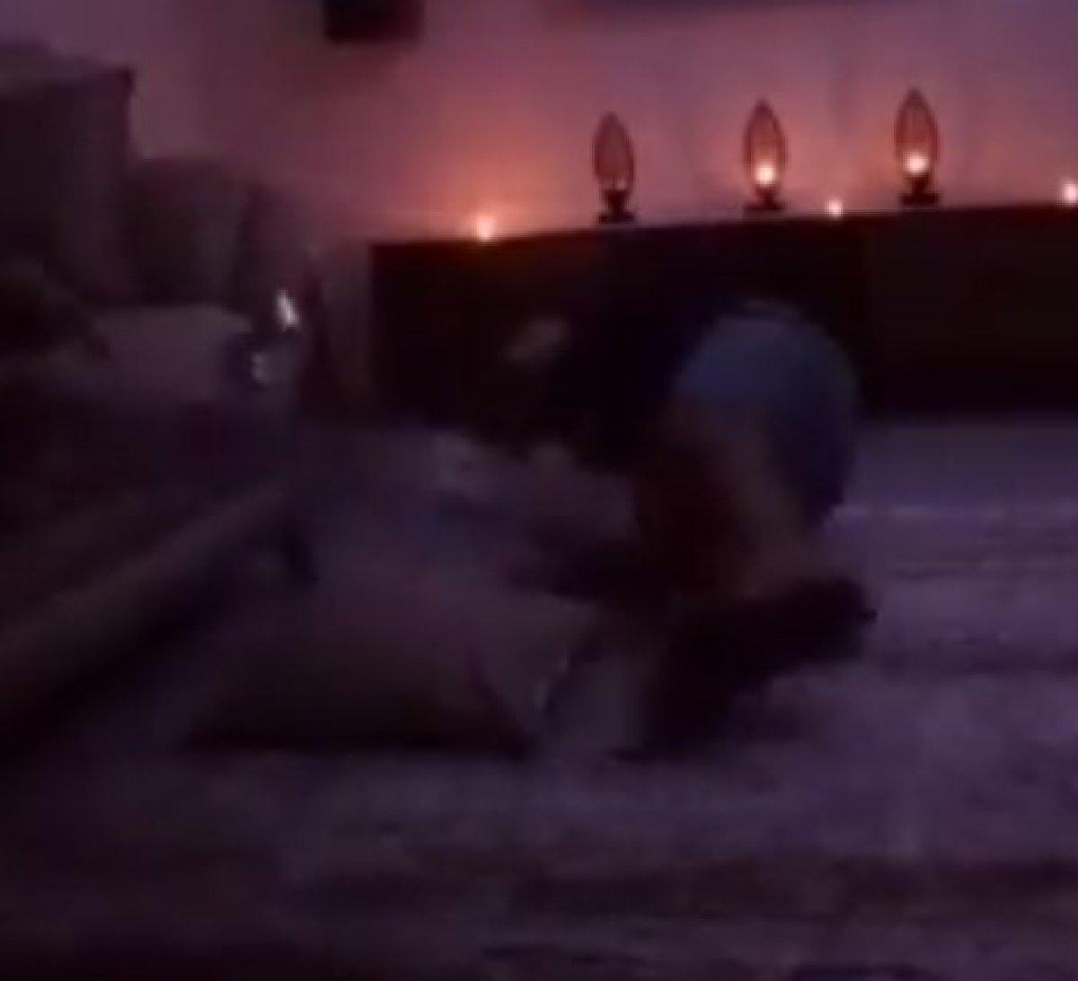 Korku filmi izleyen adama yapılan şaka güldürdü