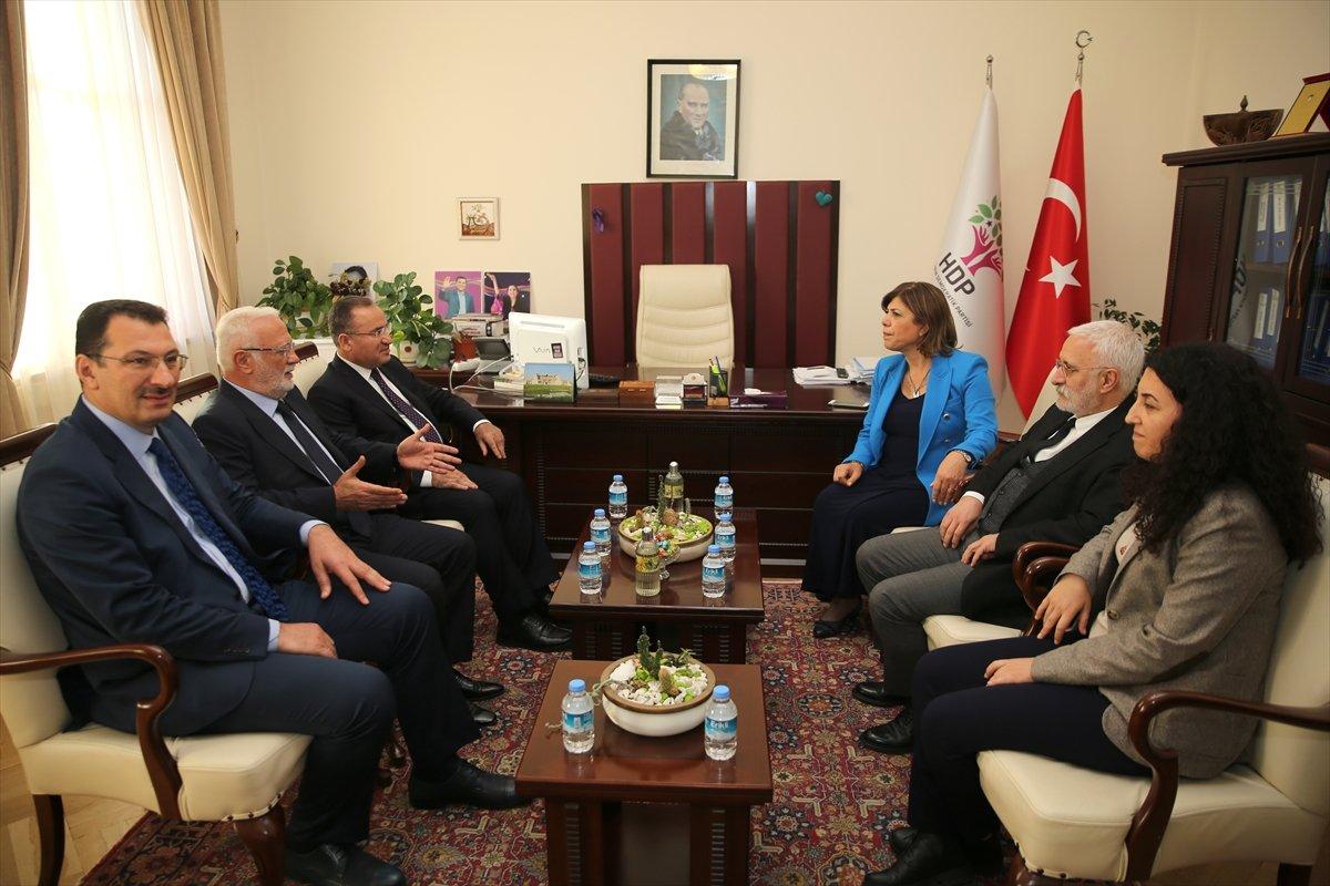 AK Parti'den Anayasa değişikliği için muhalefet turu