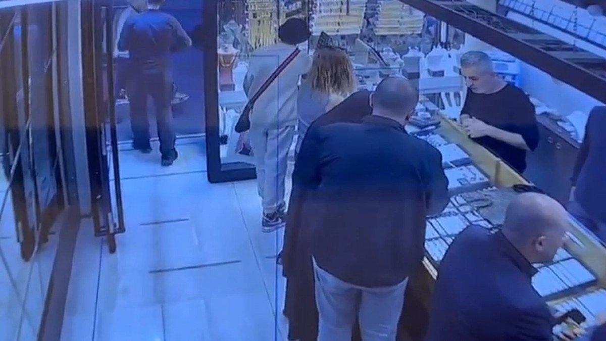 Bayrampaşa’da, kuyumcuya giren hırsız darbedildi