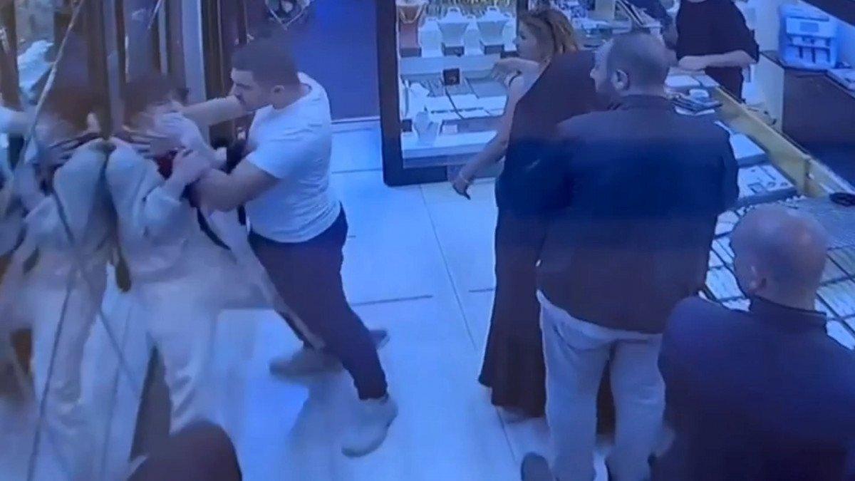 Bayrampaşa’da, kuyumcuya giren hırsız darbedildi