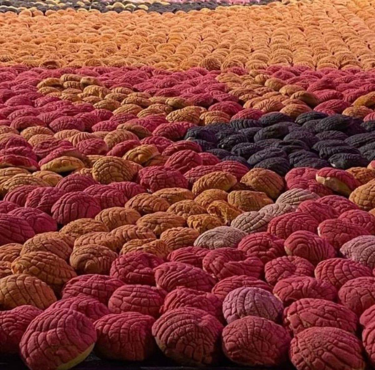 Meksika'da 20 binden fazla renkli ekmekten mozaik resim yapıldı