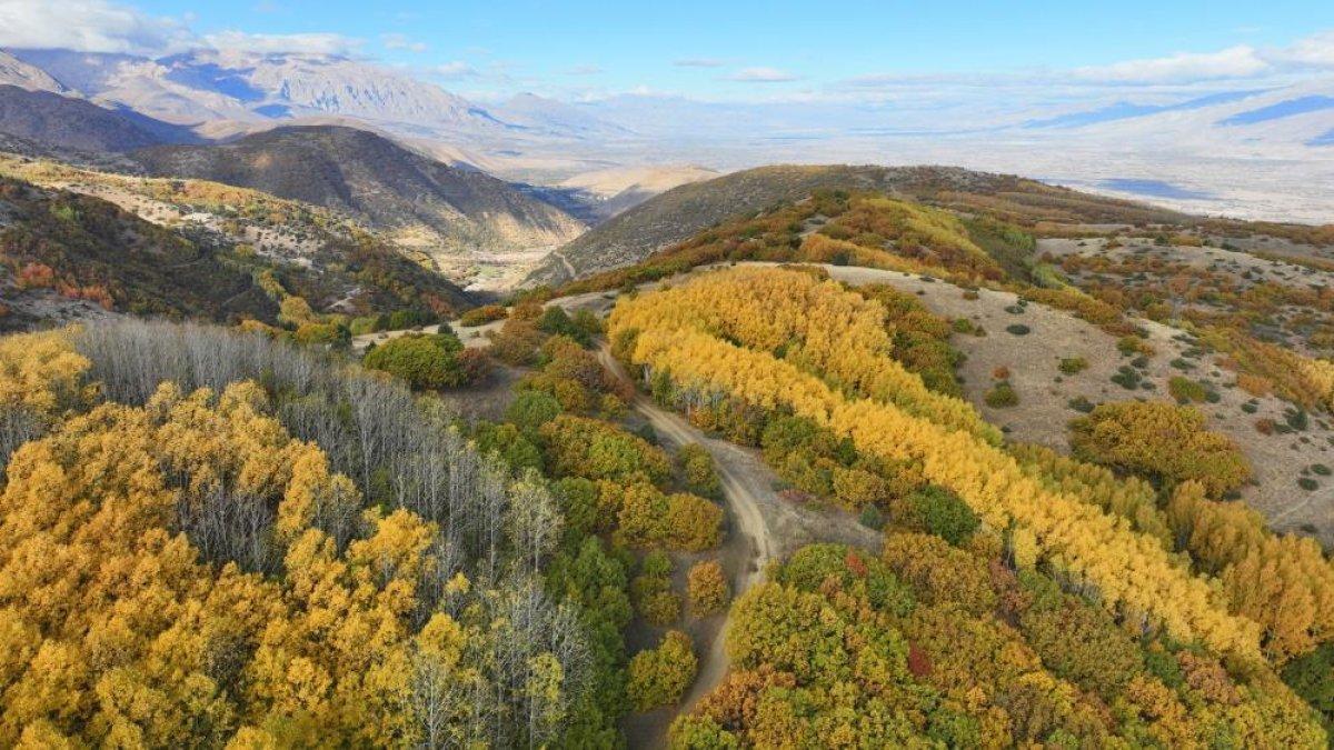 Erzincan’da sonbahar manzaraları drone ile görüntülendi