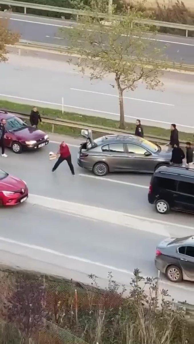 Kocaeli'de yol ortasında yumruklu sopalı kavga