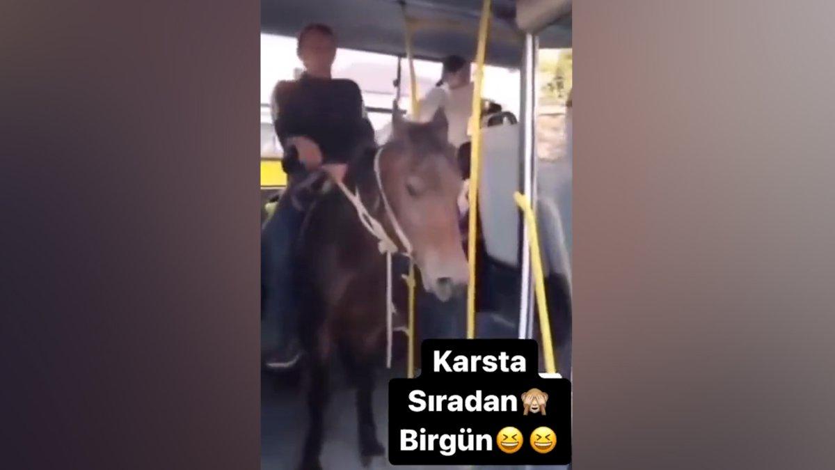 Kars’ta bir vatandaş atıyla birlikte otobüse bindi