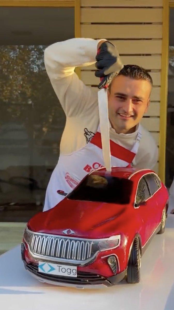 CZN Burak pastadan Togg aracı yaptı
