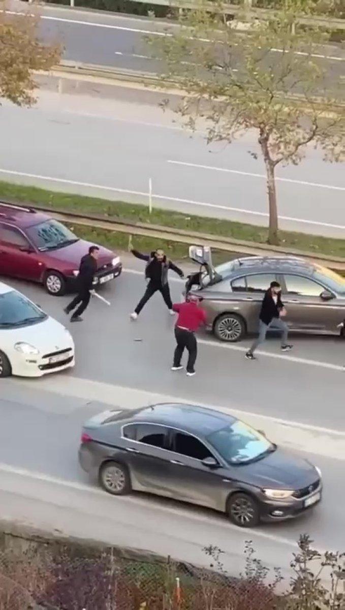 Kocaeli'de yol ortasında yumruklu sopalı kavga