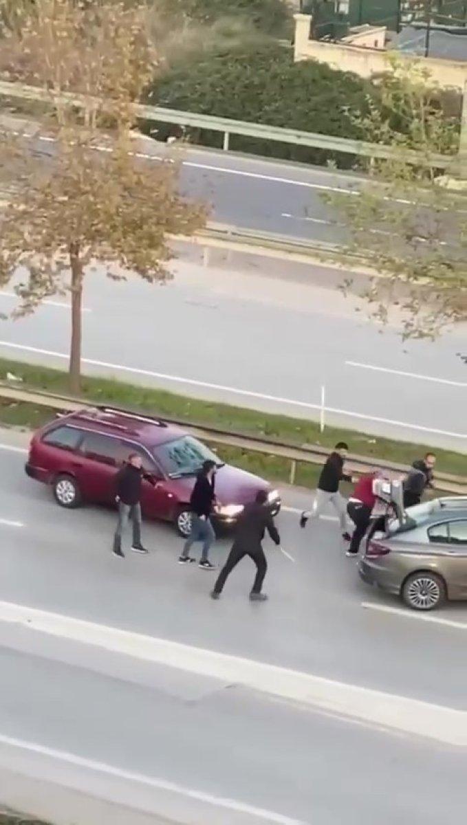 Kocaeli'de yol ortasında yumruklu sopalı kavga