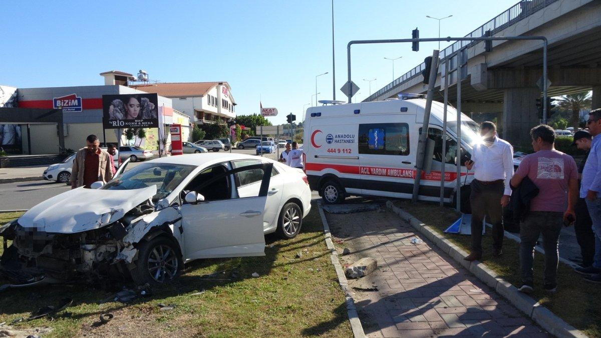 Antalya'da hasta almaya giden ambulans otomobille çarpıştı