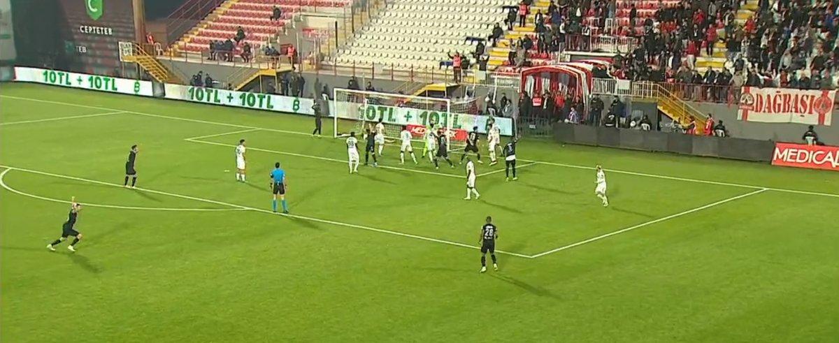 Ümraniyesporlu Geraldo kornerden gol attı