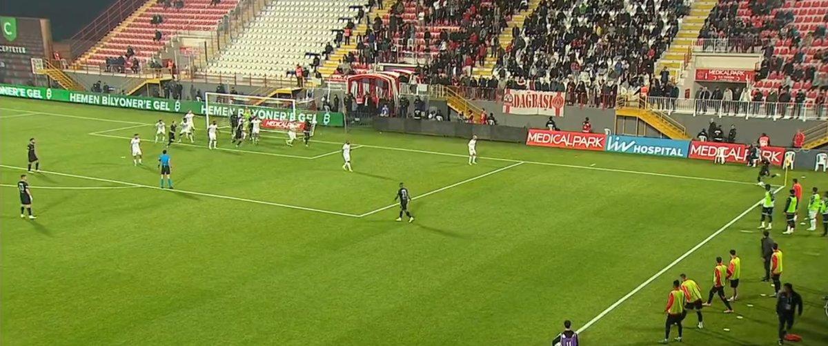 Ümraniyesporlu Geraldo kornerden gol attı