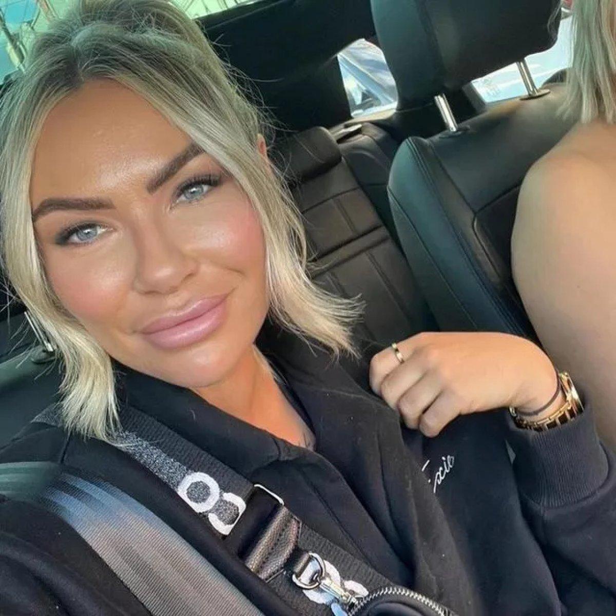 Tiktok etkileşimi için yürüyen merdiven bandını yaladı