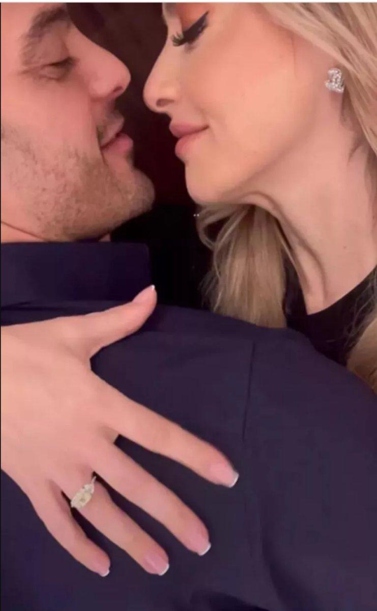 Hadise, yüzüğü sattı