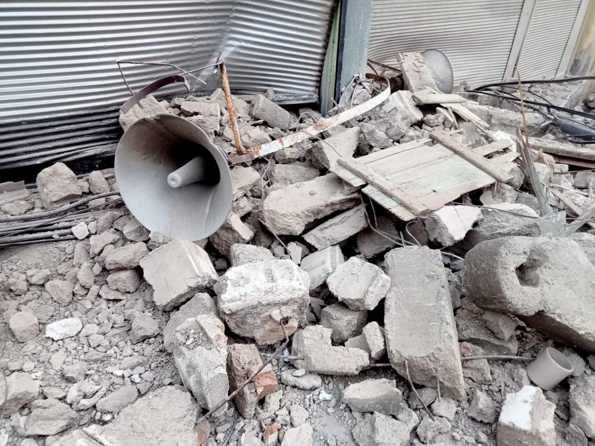 İzmir'de depremde hasar alan minare gün aydınlanınca ortaya çıktı