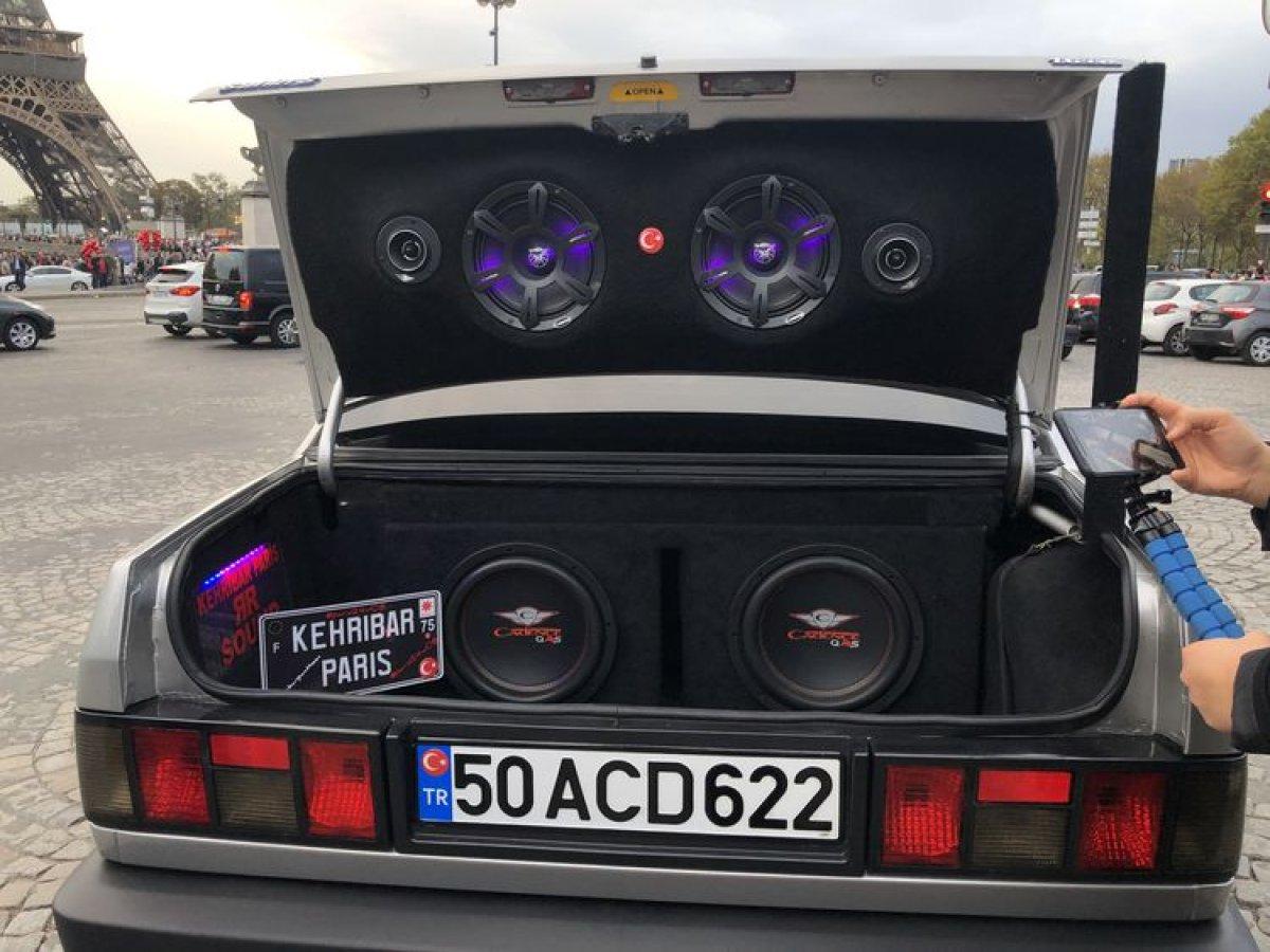 Paris'te yaşayan Türk'ün Şahin aracı, görenlerin ilgisini çekiyor