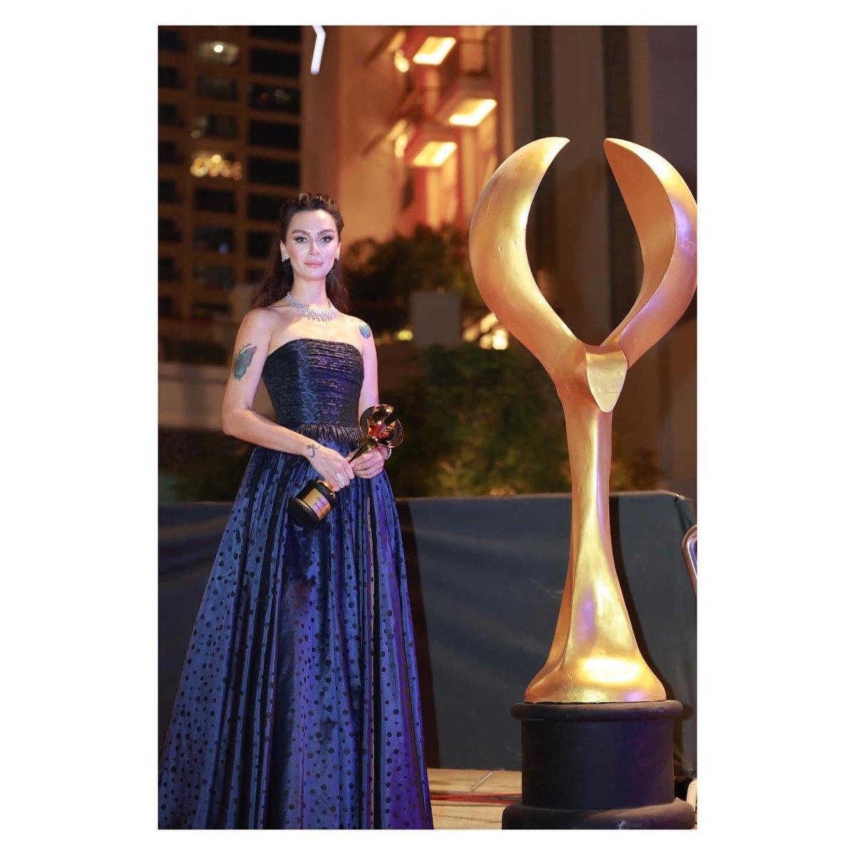 Birce Akalay'a yılın oyuncusu ödülü