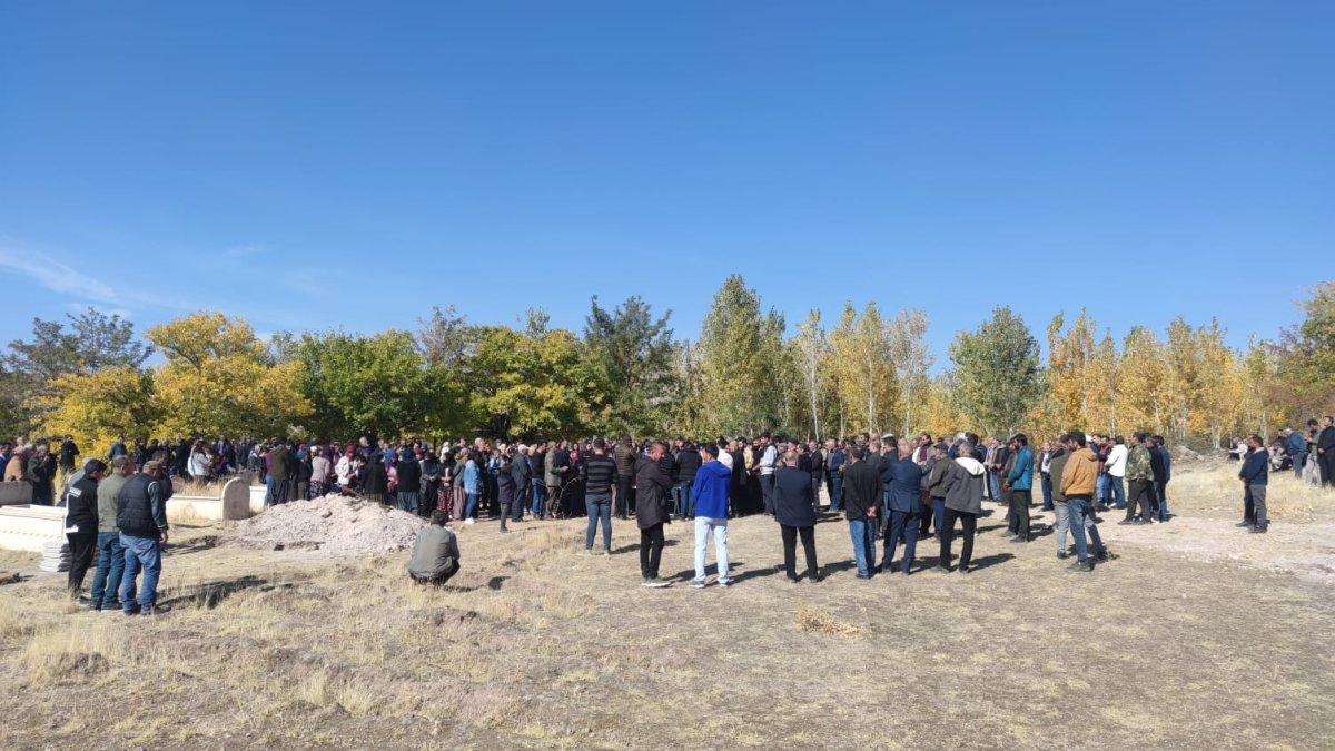 İstanbul’da öldürülen kadın, Tunceli’de defnedildi