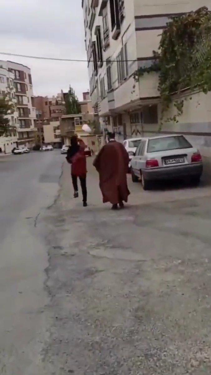 İran'da yeni akım: Mollaların sarıklarını düşürme eylemi