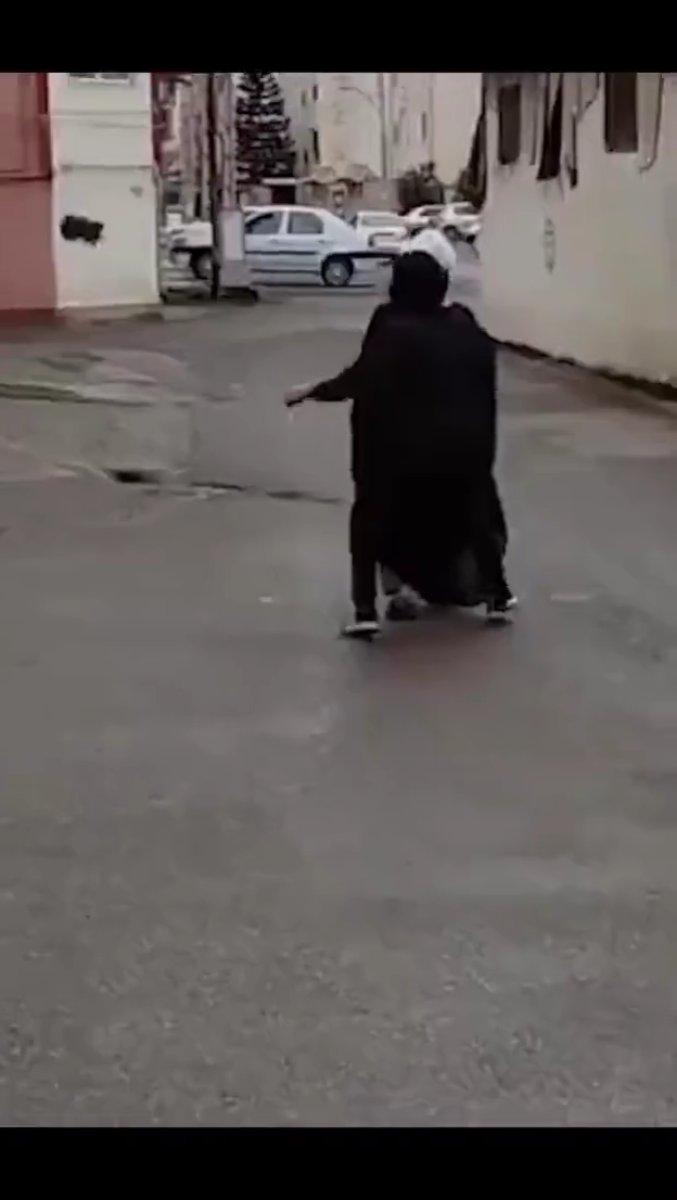 İran'da yeni akım: Mollaların sarıklarını düşürme eylemi