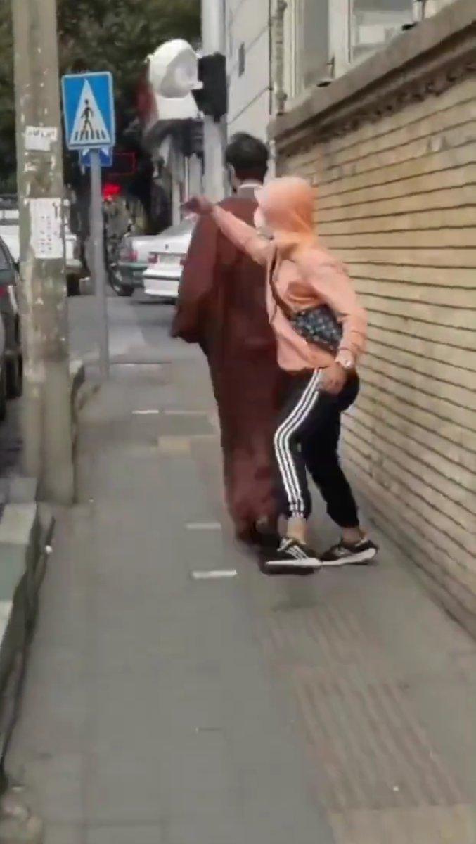 İran'da yeni akım: Mollaların sarıklarını düşürme eylemi