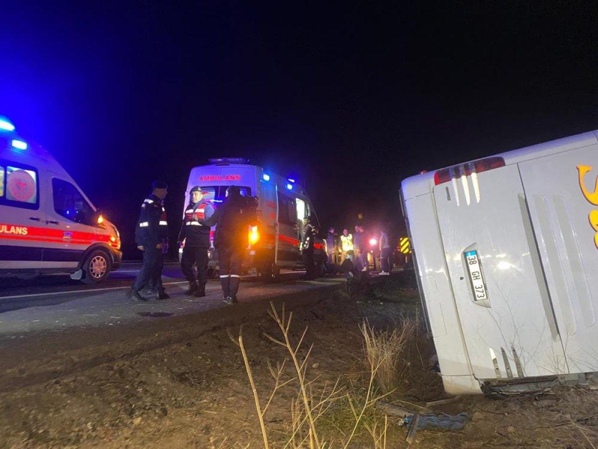 Nevşehir'de otobüsün devrilmesi sonucu 17 kişi yaralandı