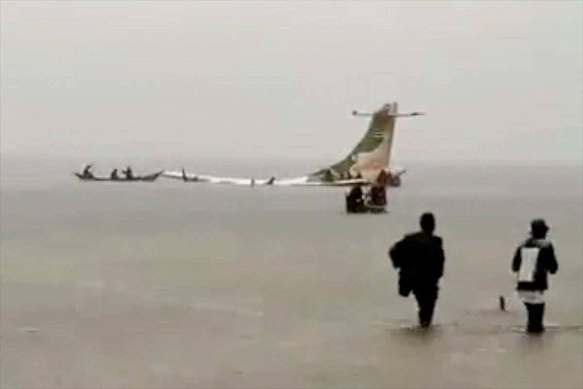 Tanzanya uçağı göle düştü