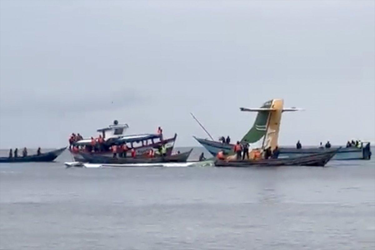 Tanzanya uçağı göle düştü