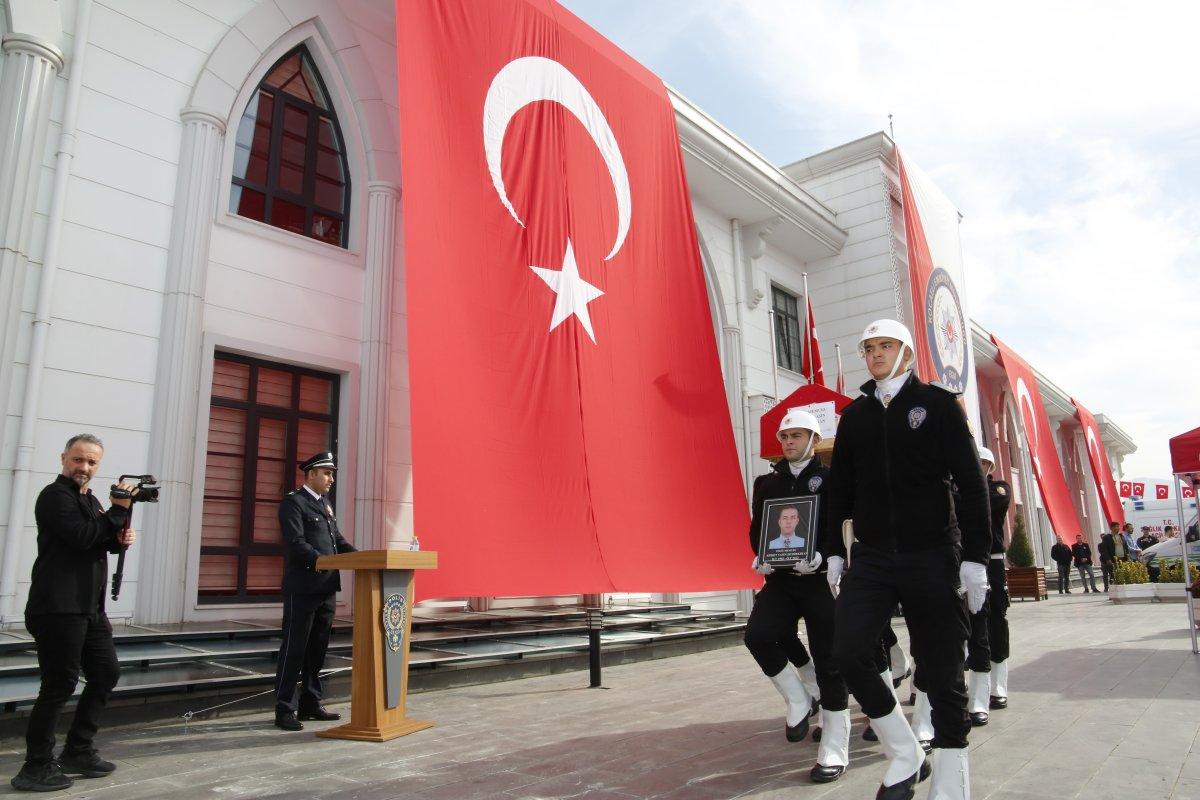 Kocaeli'de babasının cenaze töreninde yeleğini giydi