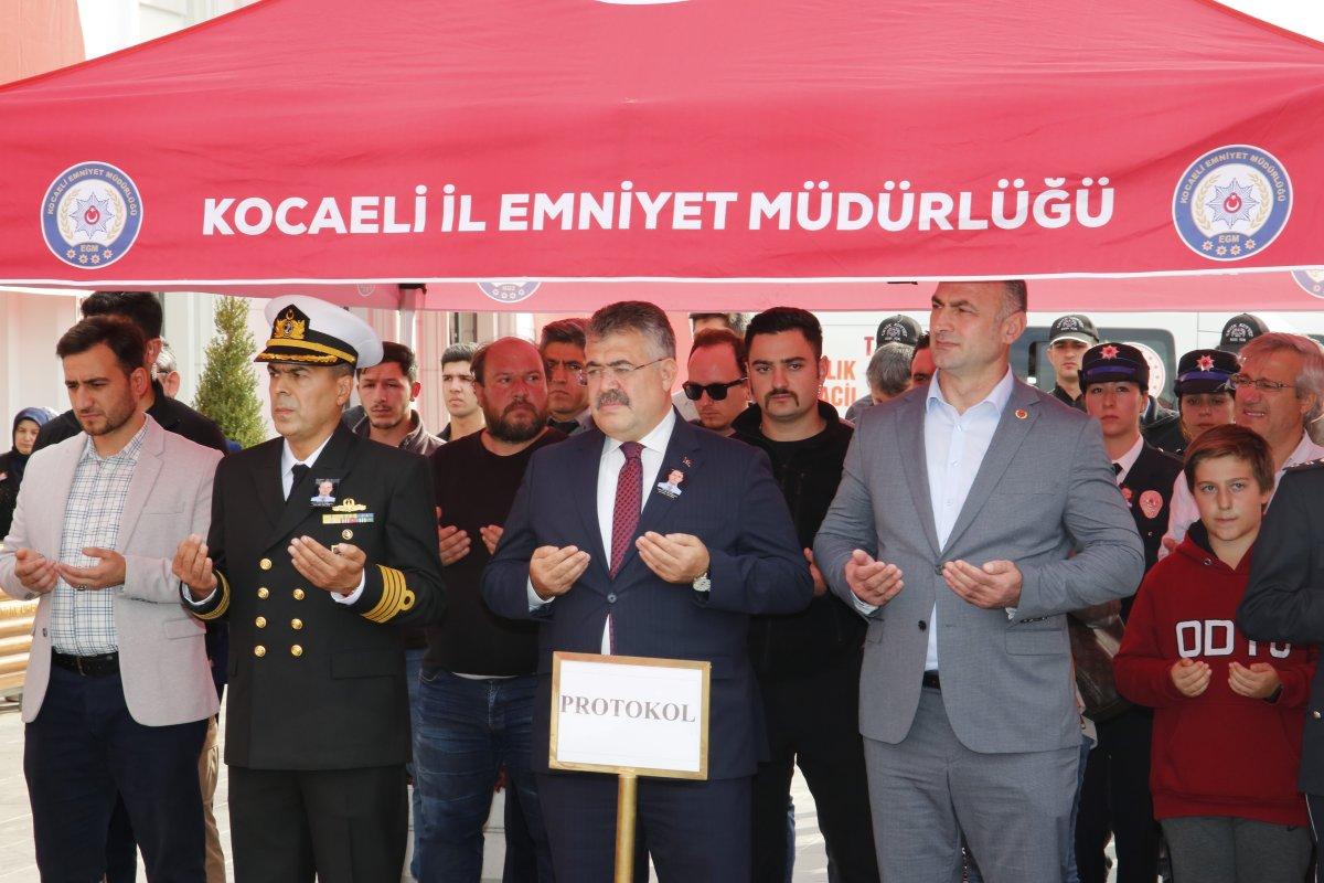 Kocaeli'de babasının cenaze töreninde yeleğini giydi