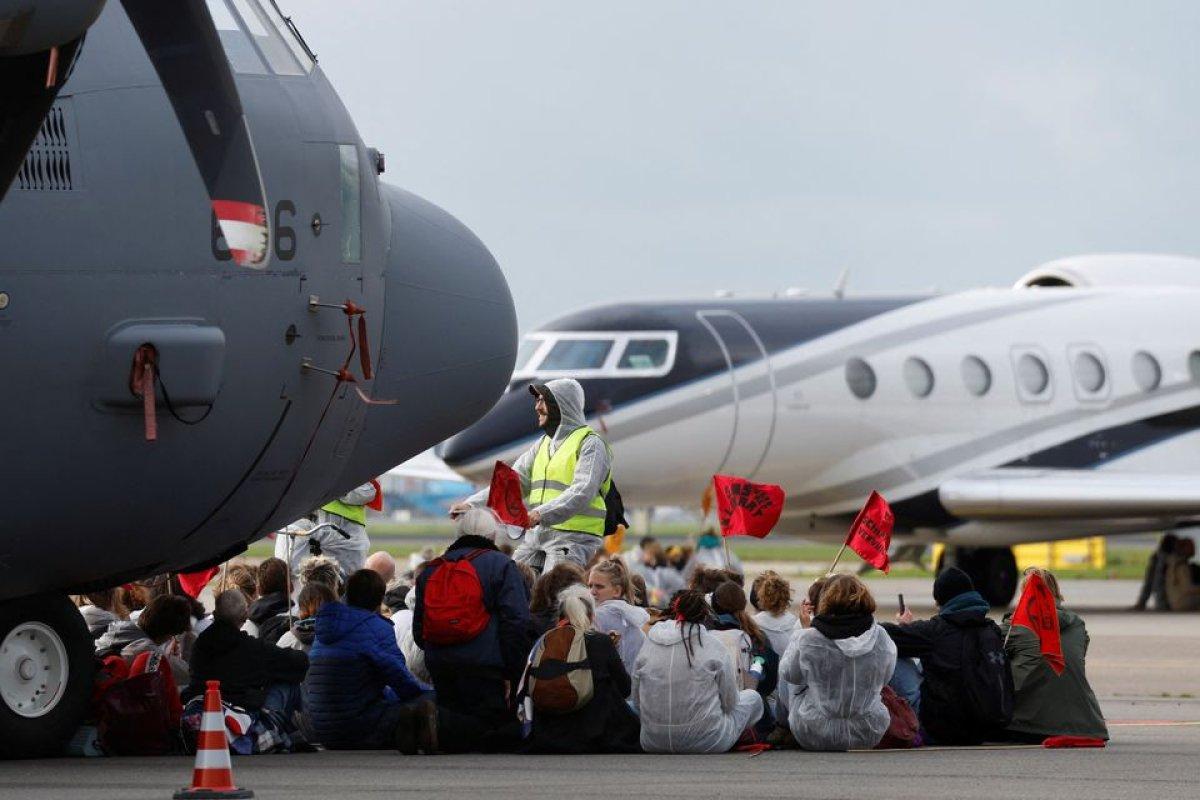 Hollanda'da iklim aktivistleri, özel jetleri engelledi