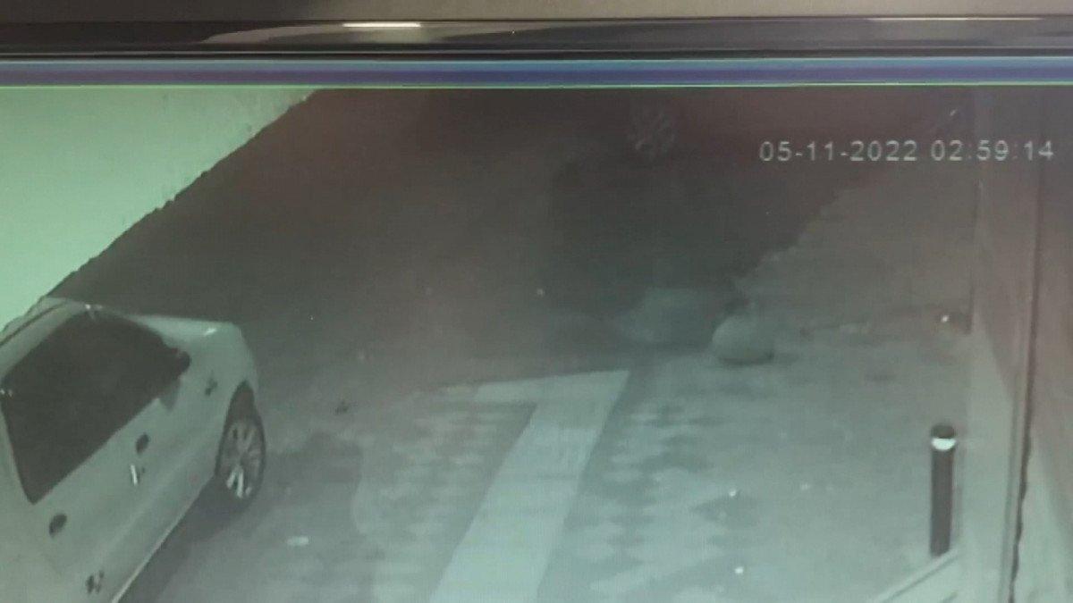 İstanbul'da yaya yolunu kapatan 10 otomobilin lastiklerini kesti