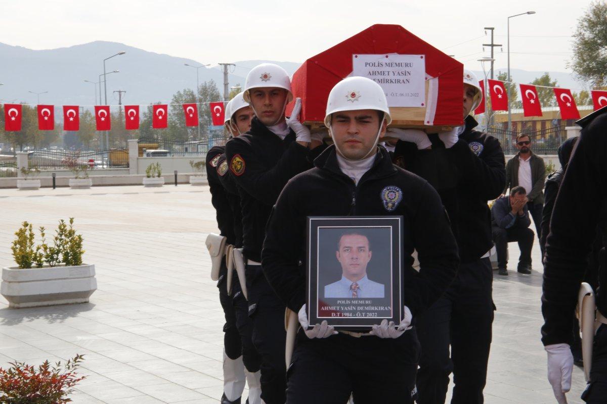 Kocaeli'de babasının cenaze töreninde yeleğini giydi