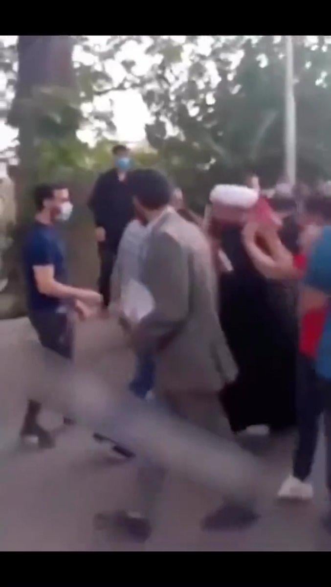 İran'da yeni akım: Mollaların sarıklarını düşürme eylemi