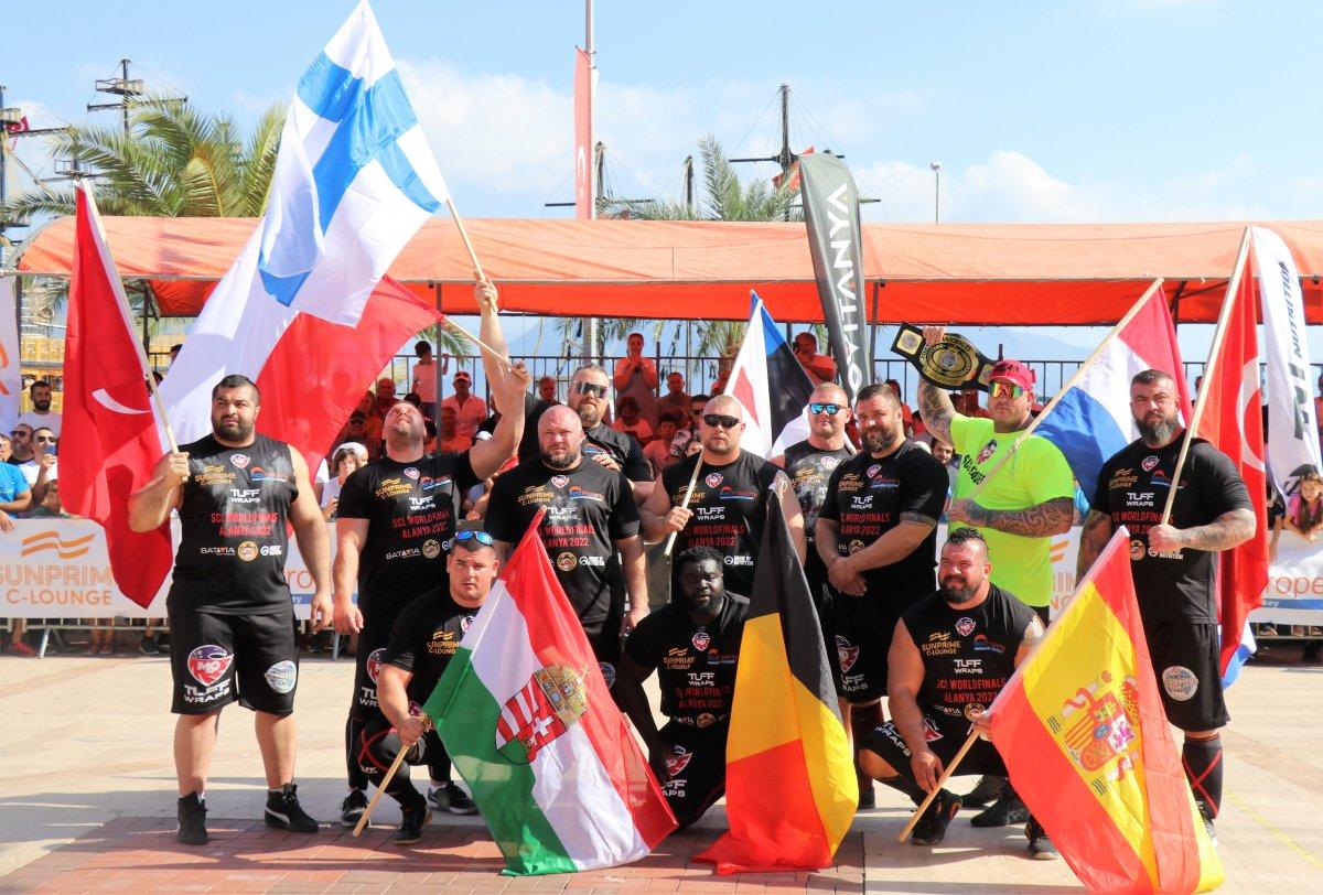 Antalya'da dünyanın en güçlü adamlarının tır çekme yarışı